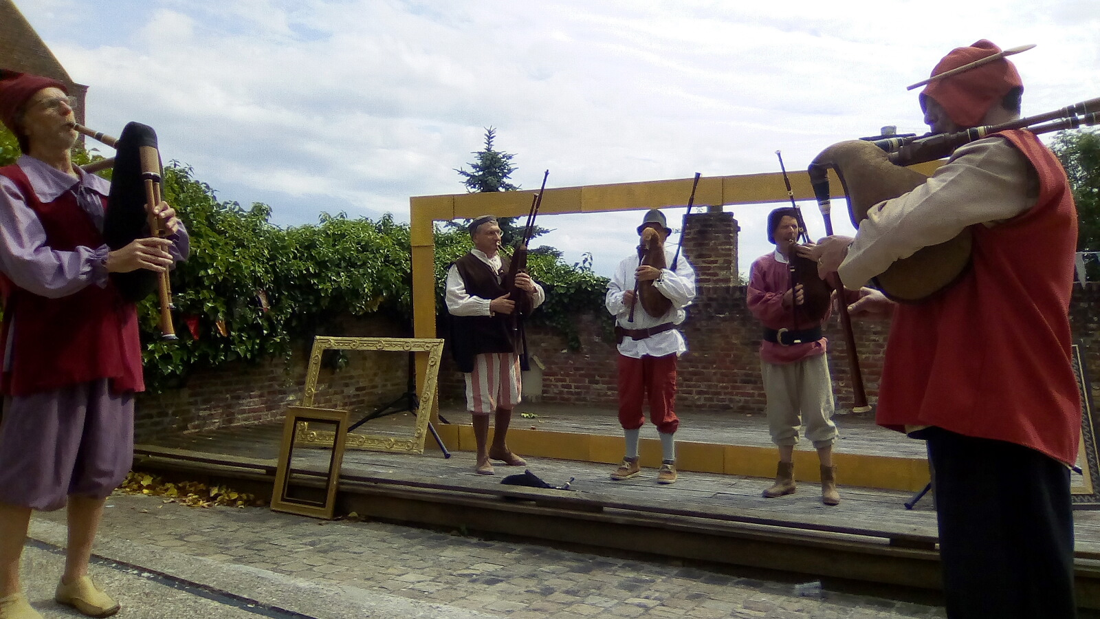 D'Accornemuses jouant dans la cour du musée de Flandre
